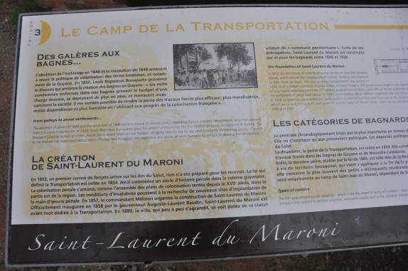 Placa informativa da antiga prisão em St. Laurent, na Guiana Francesa